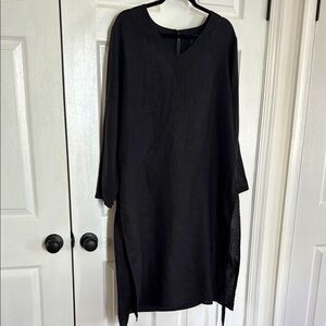 Harve Bernard linen tunic, V neck, high side slits